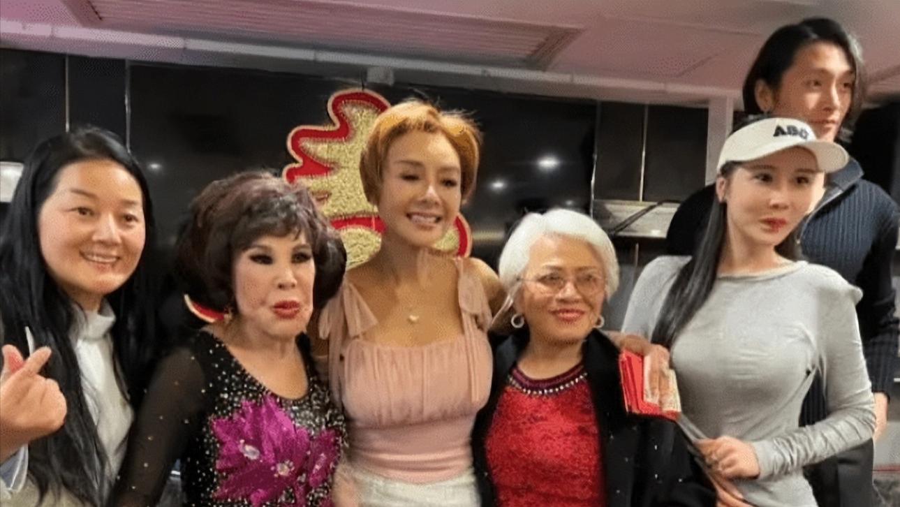 57岁叶子楣复出！和男友未婚没有遗产，粉丝合影要红包