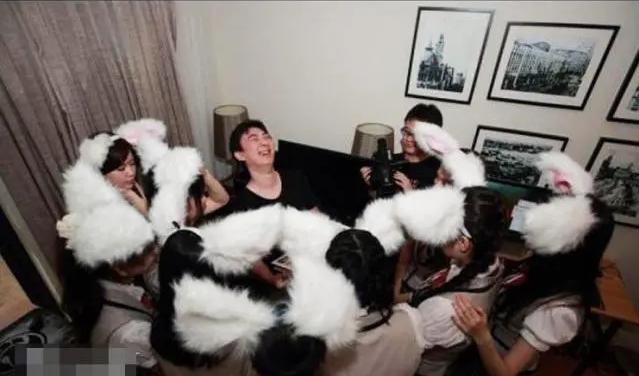 王思聪新女友身份曝光：清纯00后住豪宅同居，疑是私生子生母？