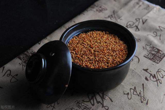 舌头最怕鼓！舌边鼓屁多，舌根鼓尿多，舌尖鼓梦多，中医一招解决