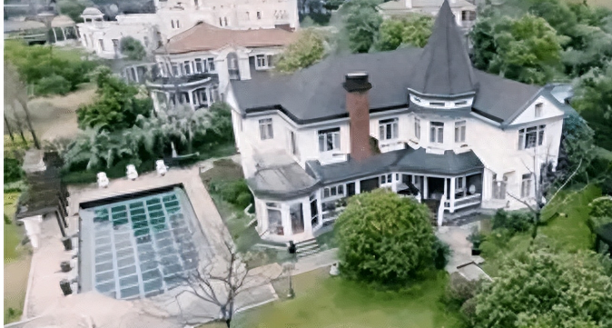 背景通天的6位女星，她们表面是艺人，个个根正苗红不怕潜规则