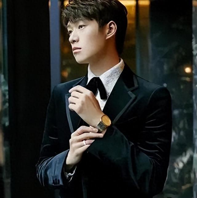 大汉奸头、五官狰狞，就别硬演“乔冠华”了，你是当观众瞎吗！