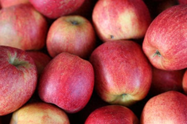 胃病不能吃苹果？医生：若想保护胃，这4种水果尽量少吃