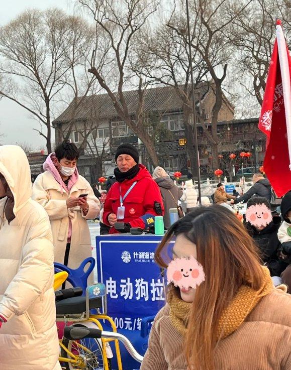 33岁王大陆现身什刹海滑冰!漂亮新女友陪伴左右,两人感情温馨