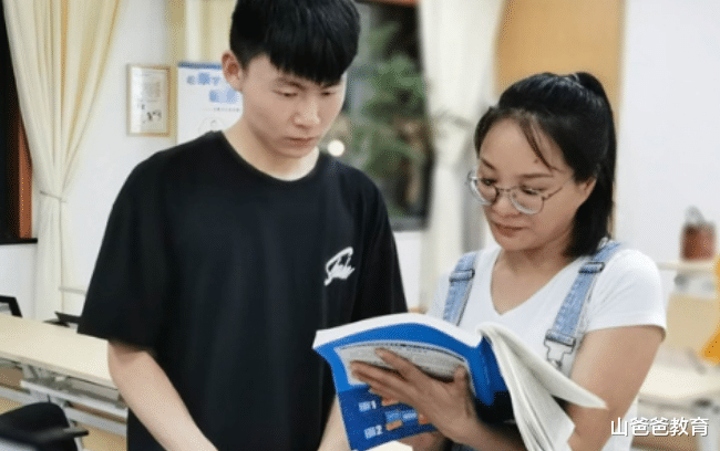 农村父母省吃俭用，终于供出985大学生，如今却成为全村“笑话”