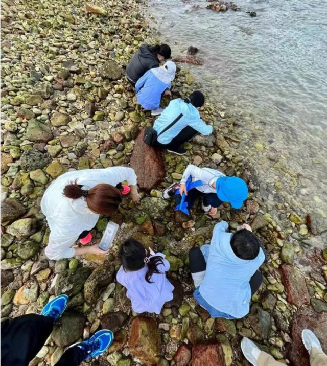 霍启刚陪妻子看卡地亚展,郭晶晶穿白色带领长裙,挎着大包超少女