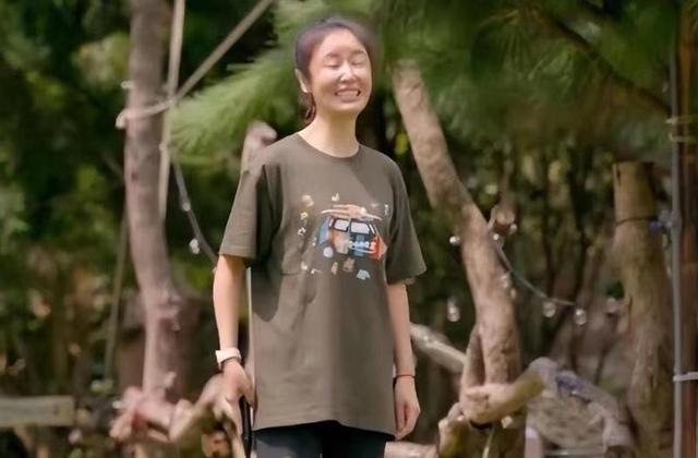 47岁林心如打羽毛球,眉毛稀疏,体型浮肿,活生生像大妈了