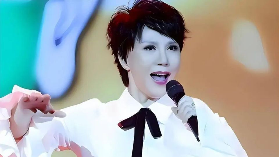 她7次登上央视春晚，因“贪财”被封杀，如今55岁街头卖唱无人识