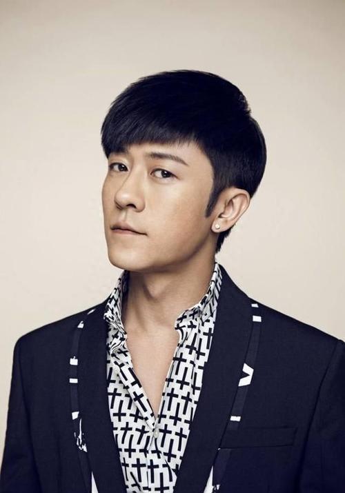 亲妈是制片人，干妈是导演，20年都捧不红他，却在娶妻改名后火了起来