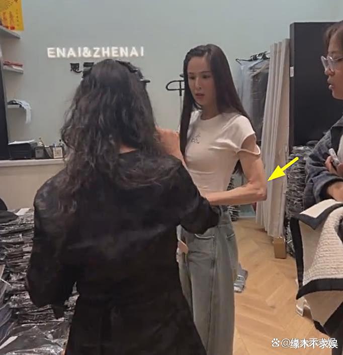 57岁李若彤逛杭州四季青，穿搭热辣引争议，生图手肘暴露年龄！