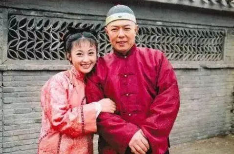著名港星李子雄定居河北小县城,娶小23岁娇妻,女方容貌姣好