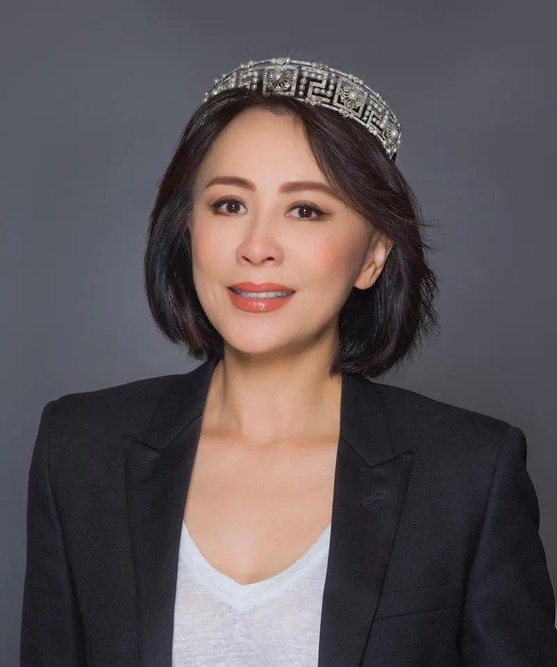 58岁刘嘉玲戴后冠容光焕发,皮肤紧致状态佳