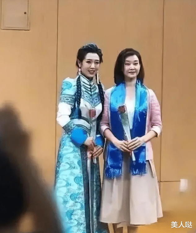 宋祖英“原装脸”就是抗老，快60了还穿粉西装，皮肤饱满嫩如少女