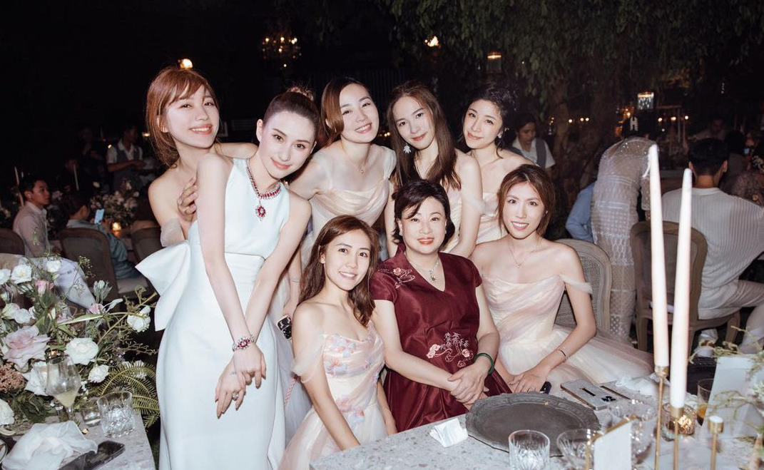 陈婉珍|阔太陈婉珍三套造型参加婚宴!V领红裙配大黄钻项链,富态又阔气