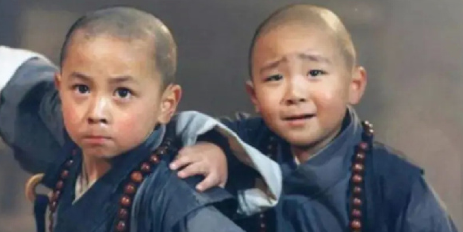 古力娜扎|郝劭文去学校看继女演出,满面笑容拍摄全程,真将养女当作了亲女