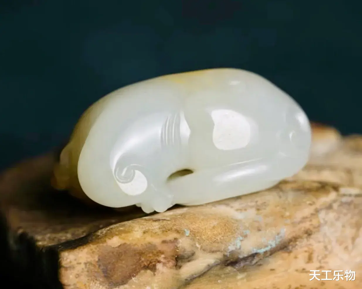 过灯无结构的和田玉黄白料！黄沁籽料荔枝肉巧雕“貔貅”！