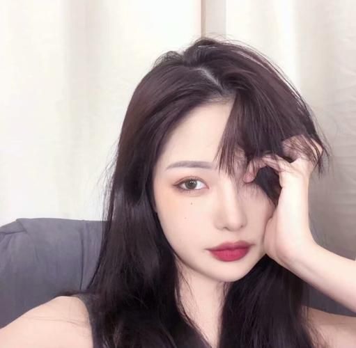 椿和芮心：取下面膜后，用手轻轻拍打面部，帮助吸收剩余的精华液