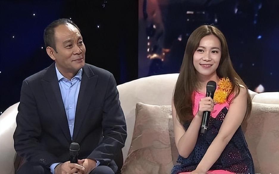 玫瑰 张北光女儿发育过猛！穿吊带裙与爸妈同框，分不清谁是妈谁是女儿