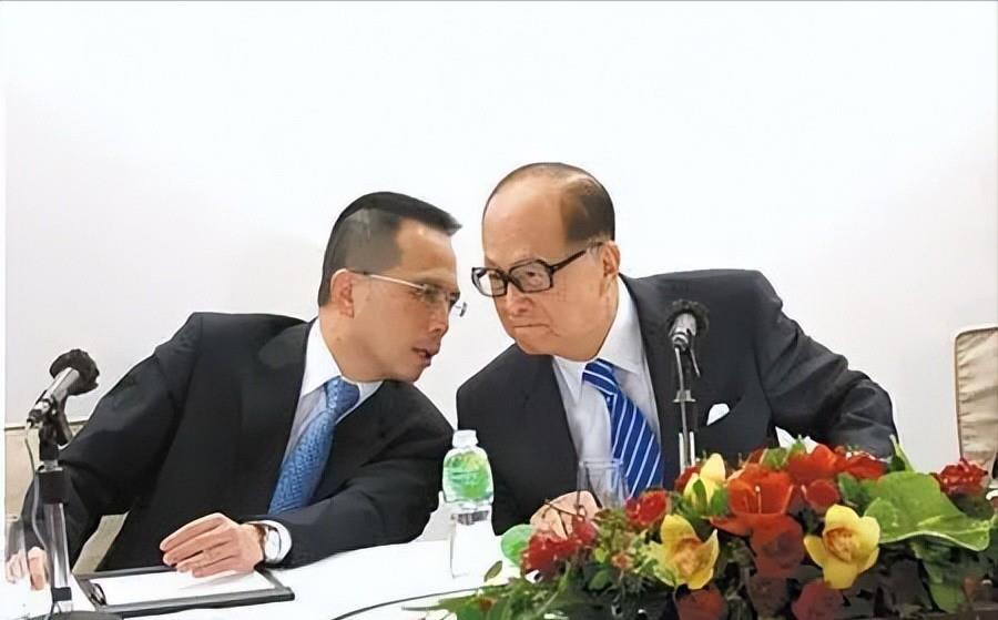 95岁李嘉诚现身灵隐寺,双腿暴瘦成麻杆,光看身形难以与富豪沾边