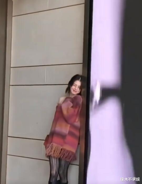 韩素希香港活动引争议！街头放飞自我、神情迷离，被质疑也磕了！