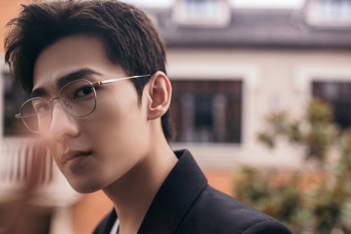 没料到,杨洋塌方后,黄晓明再一次走红,现在才看到他多“精明”