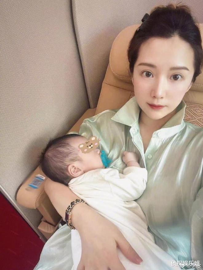 “阔太”李念带三胎儿子出游,辣妈年轻漂亮,萌宝白白胖胖超可爱