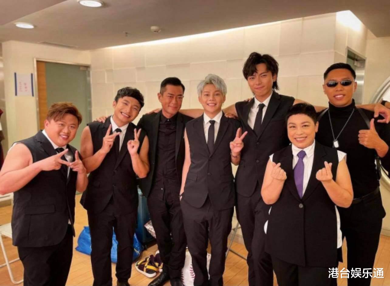 港圈怪相:新生代偶像天团大叔、阿姨扎堆,年年排队solo争新人奖