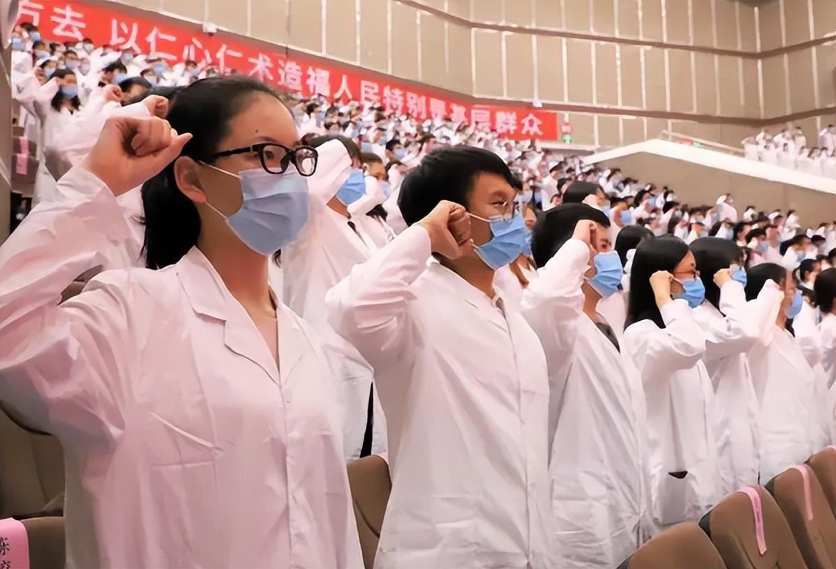 继厦门教师编招聘遇冷后，多地三甲医院也招不够人，原因叫人无奈