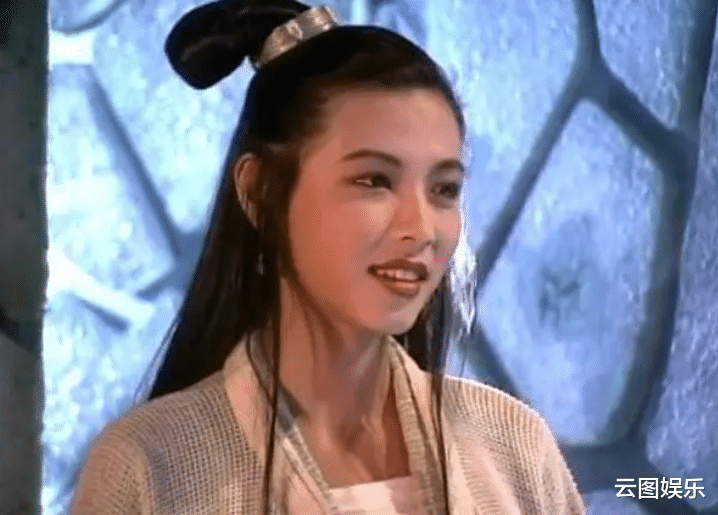 美国|60岁老戏骨移居美国,单身无娃养俩狗作伴,满头白发坦言生活枯燥