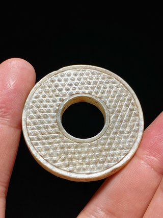 和田玉籽料|汉 和田玉籽料 钙化灰皮 蒲纹 玉璧 挂件