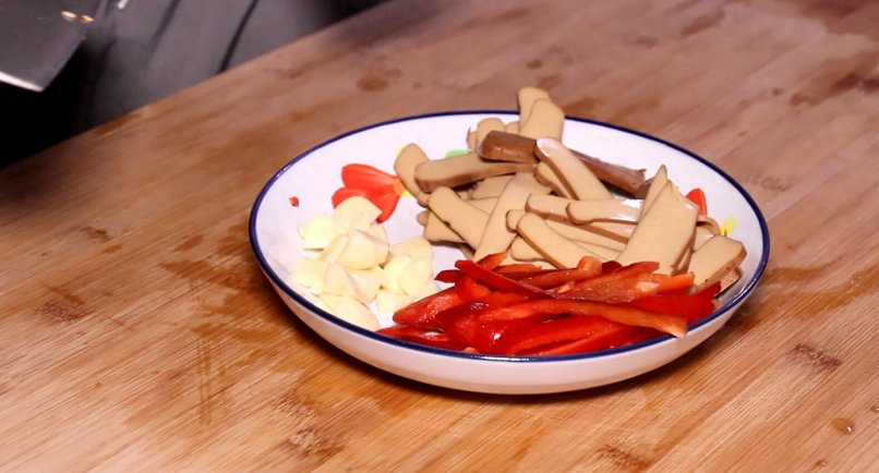 面条|翠意盎然：韭菜炒鸡蛋干，舌尖的香舞，入秋宜多吃才是