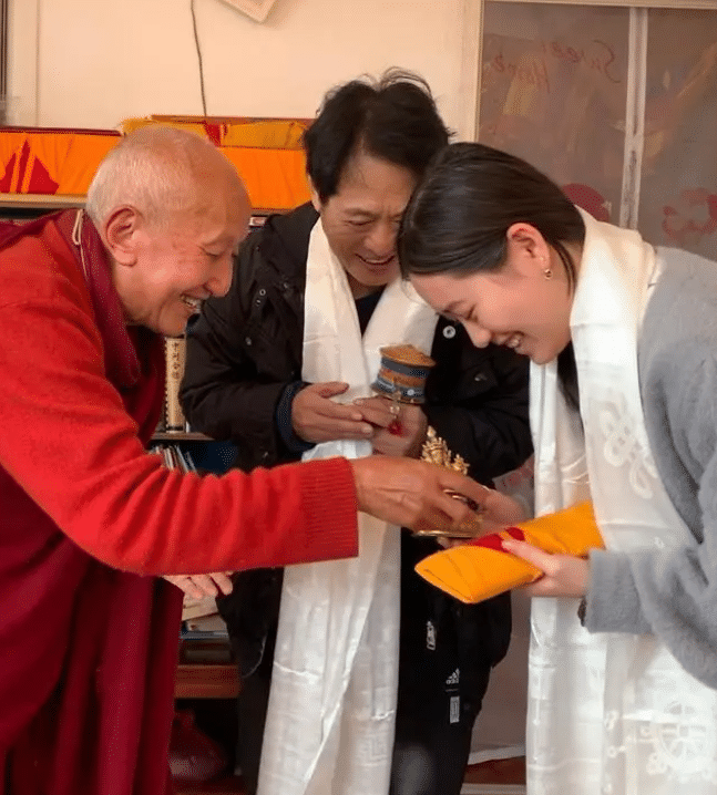 宋祖儿|李连杰又去拜佛,61岁利智和2个女儿陪同,他为什么如此热衷佛学