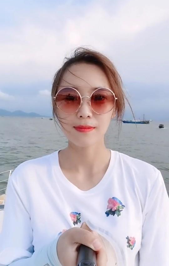 云朵|歌手云朵近照,精致的妆容,皮肤的白皙,一点也不像36岁的人