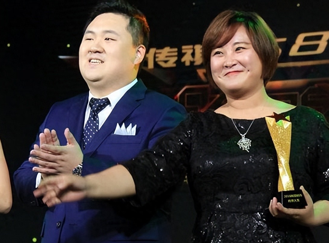 贾玲减肥成功：做一个爱美的女人！她和孙集斌站在一起，有夫妻相