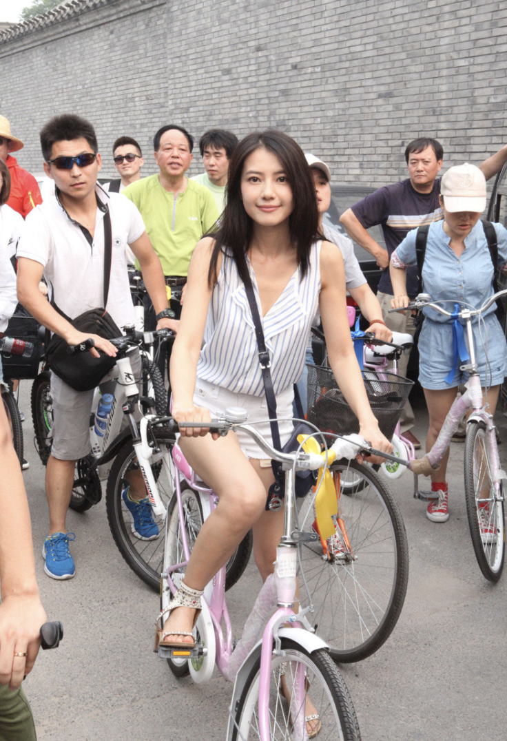 高圆圆骑自行车接女儿放学,Rhea喝水看书,高清正面照首次曝光像赵又廷