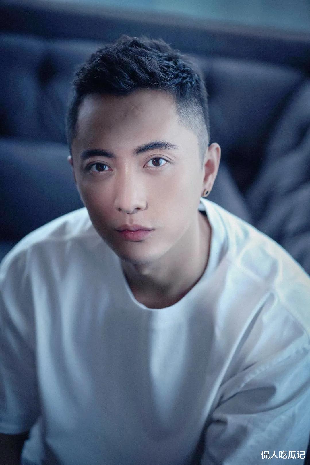 贾景晖:凭《庆余年》出圈,从校服到婚纱,妻子是演员,女儿已经12岁