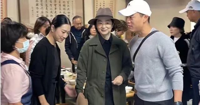 69岁林青霞罕见露面,搭私人飞机去吃苍蝇馆子,皱纹多但白到发光