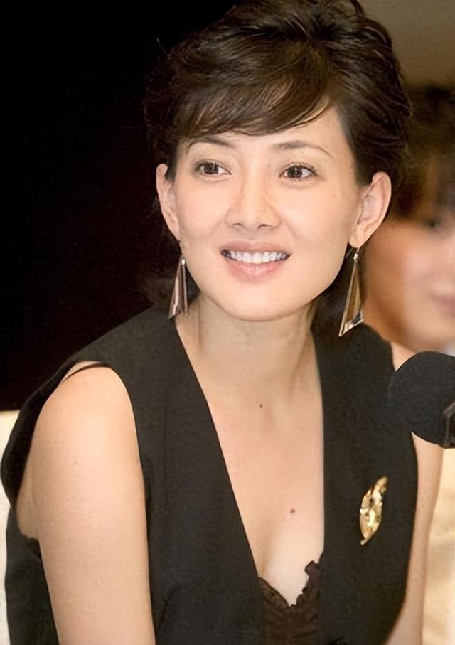 |从春晚常客到下嫁普通人，最终因“整容”自毁前途，牛莉后悔吗？