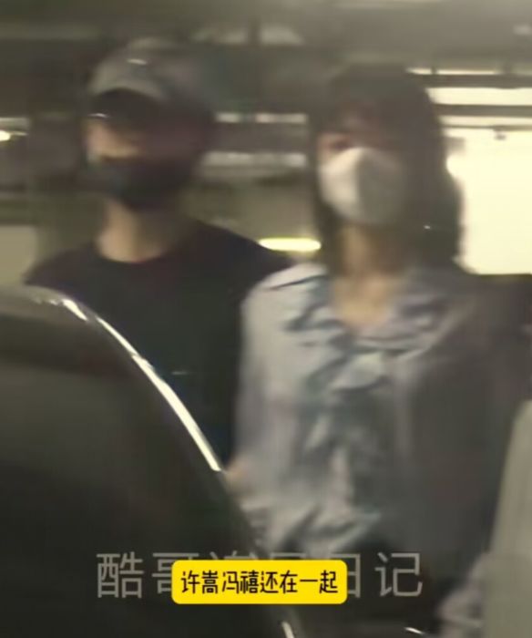 许嵩冯禧逛街再次被拍,牵手回家感情稳定,网传女方正在考研