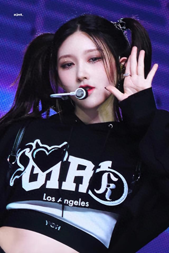 麻花辫和双马尾造型的/金秋天