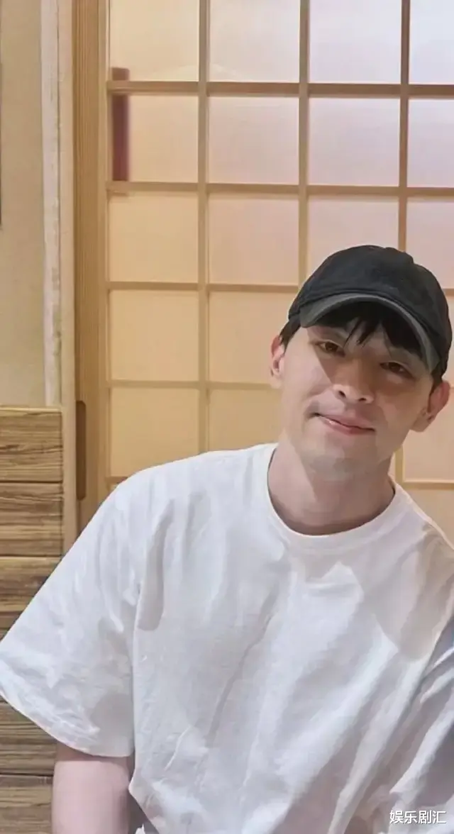 邓伦最新素颜照，身材发福胡子拉碴，与友人相聚坐C位，强颜欢笑