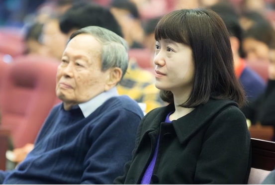 ?曝杨振宁疑病危！学术界为其祈祷，翁帆24小时悉心照料，遗产到手