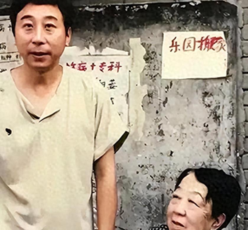 骗了我们40年!原来他是冯巩的妻子,难怪会大红大紫