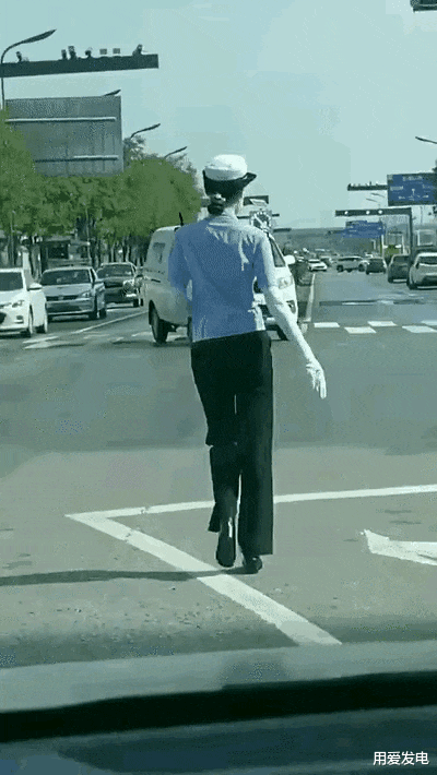 陕西最美女交警事件后续!身材好走路姿势优雅,不是被指责的理由