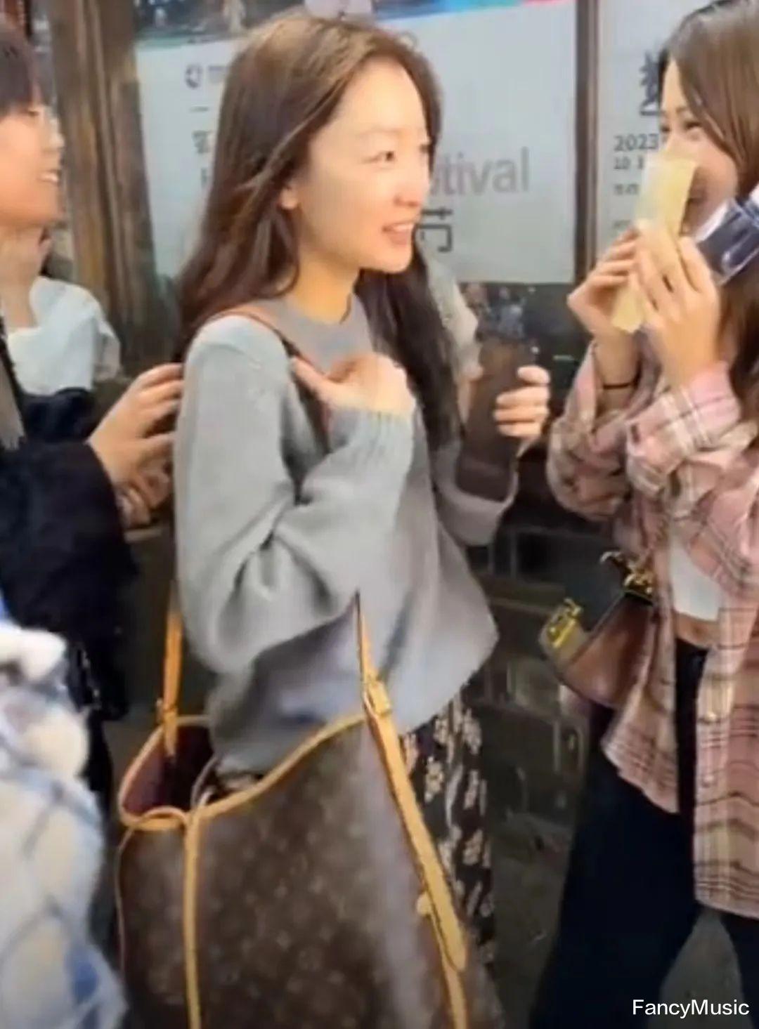 两位女明星现身乌镇，周冬雨被嘲普通，赵露思身高暴露缺点！