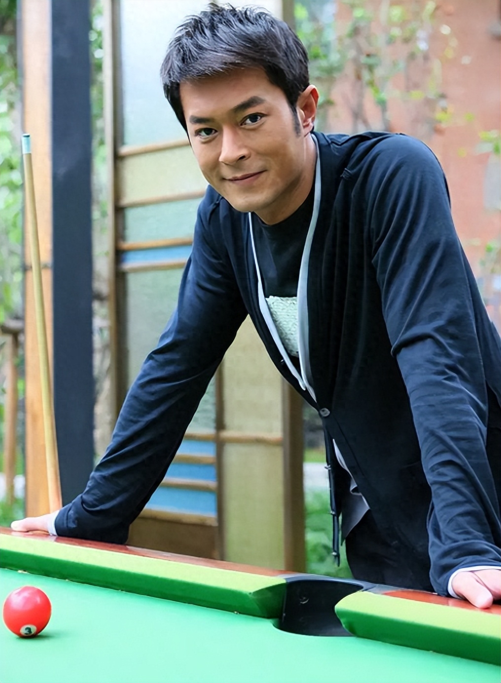 古天乐摆宴60桌高调庆生，古妈妈佩戴红色珠宝项链心情佳