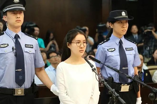 本性难移？32岁郭美美二次出狱后，模样大变，买7988元最新款手机！