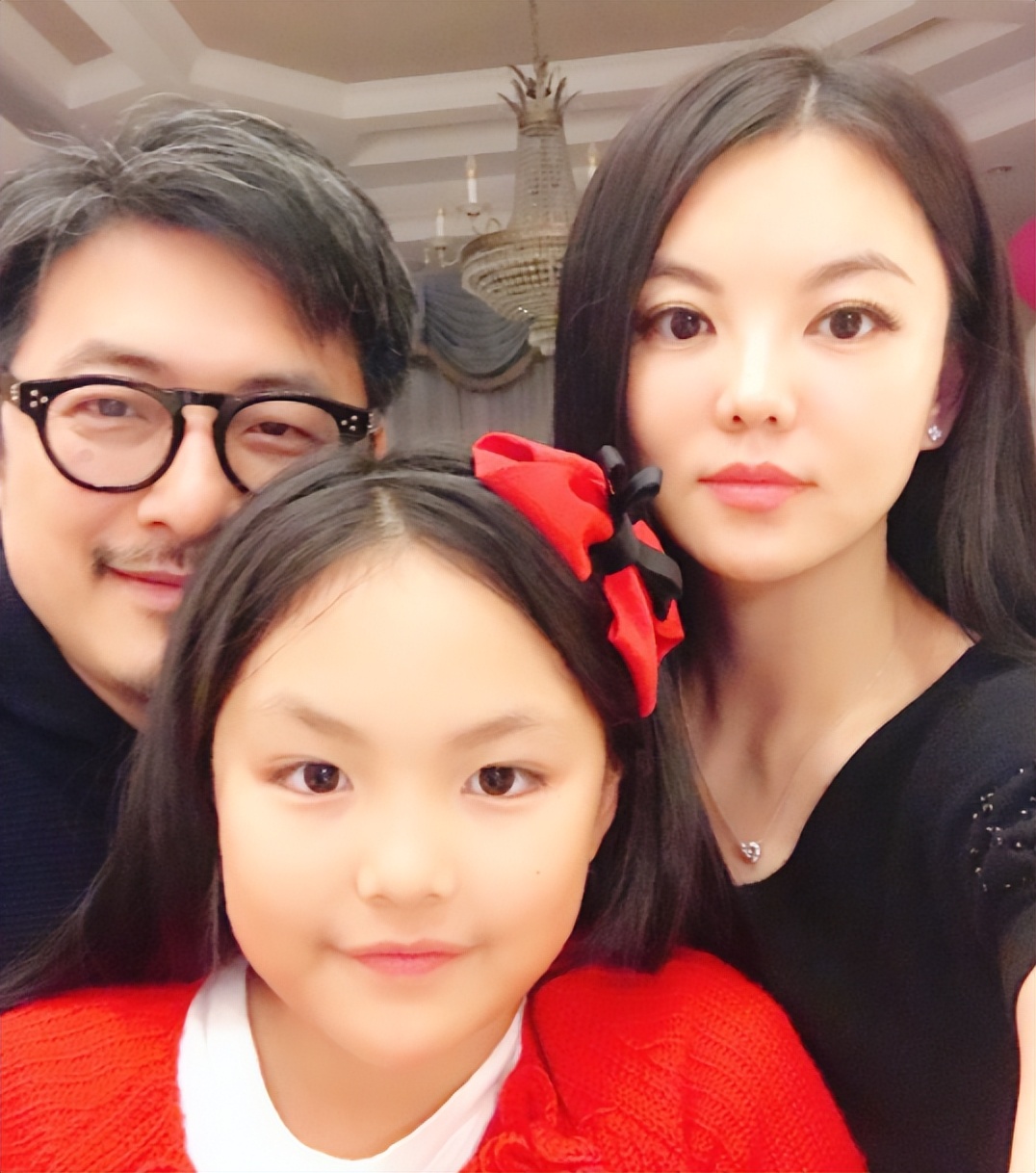 47岁李湘晒退休生活,有钱有闲有事业,个人学历更是“天花板”