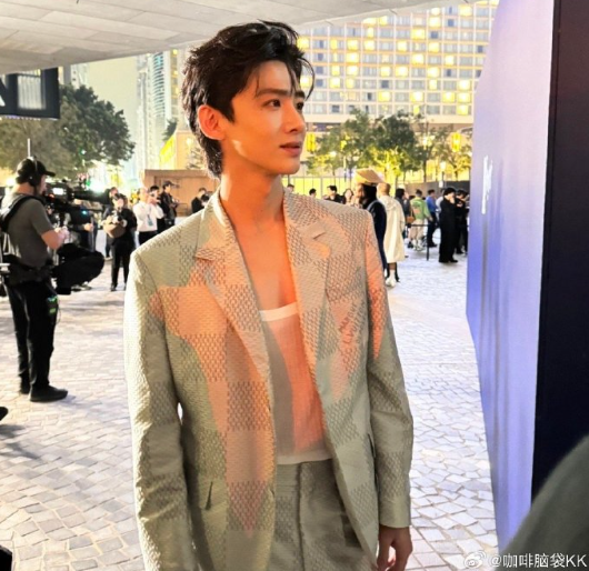 LV秀直击：宋仲基朱一龙穿裙，发嫂一脖子珠宝，香港顶流睡衣上阵