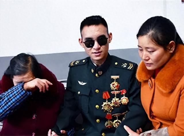 排雷英雄杜富国,失去2眼2手,妻不离不弃,今添2喜,网友沸腾