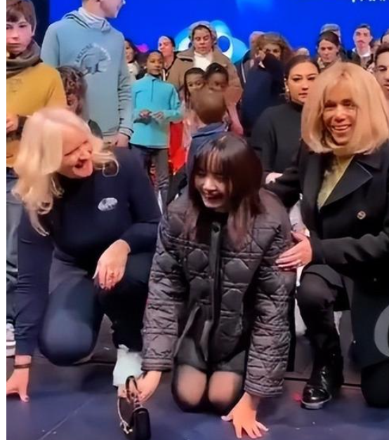 法国第一夫人为Lisa撑伞!两人年龄相差44岁,一同现身关系亲密